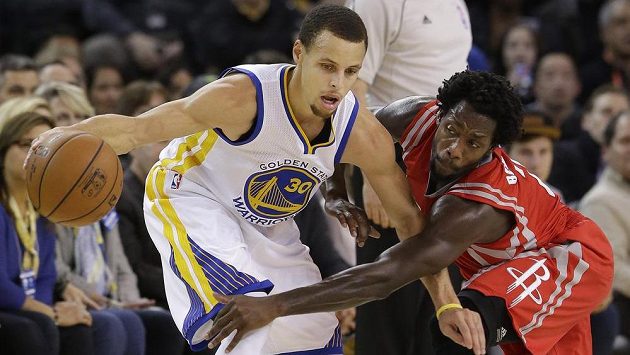 Stephen Curry (30) z Golden State Warriors a Patrick Beverley z Houston Rockets. Stephen Curry (30) z Golden State Warriors a Patrick Beverley z Houston Rockets.