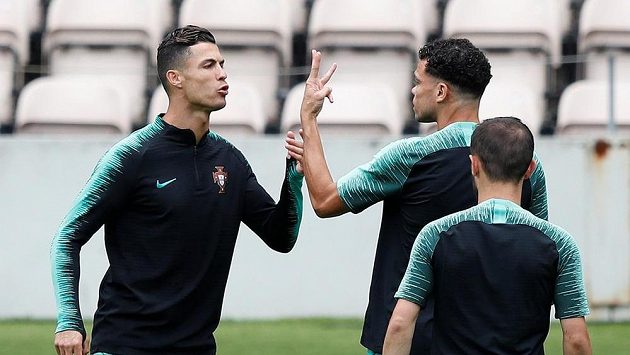 Portugalští reprezentanti Cristiano Ronaldo a Pepé na tréninku národního týmu. Portugalští reprezentanti Cristiano Ronaldo a Pepé na tréninku národního týmu.
