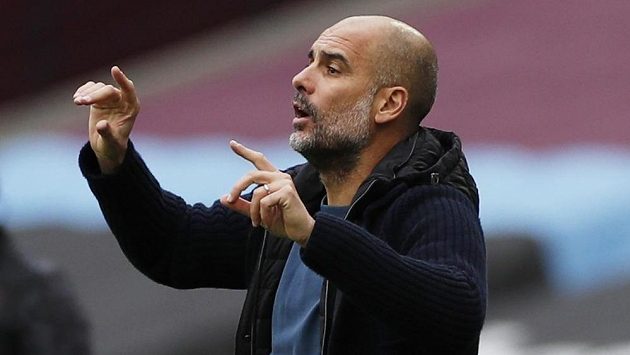 Trenér Pep Guardiola diriguje své svěřence z Manchesteru City. Trenér Pep Guardiola diriguje své svěřence z Manchesteru City.