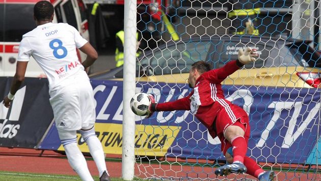 Fotbalista Baníku Ostrava Dame Diop sleduje skvělý zásah brankáře Mladé Boleslavi Jana Šedy v utkání o postup do Evropské ligy. Fotbalista Baníku Ostrava Dame Diop sleduje skvělý zásah brankáře Mladé Boleslavi Jana Šedy v utkání o postup do Evropské ligy.