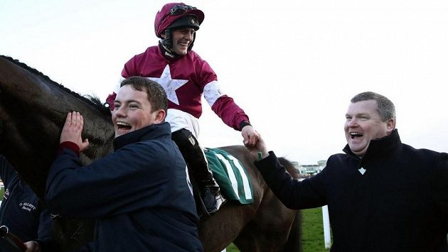 Duo hříšníků. Žokej Rob James a úspěšný trenér Gordon Elliott. Oba se zapsali do srdcí fanoušků dostihovými úspěchy, teď si ale oba muži hodně pošramotili pověst. Duo hříšníků. Žokej Rob James a úspěšný trenér Gordon Elliott. Oba se zapsali do srdcí fanoušků dostihovými úspěchy, teď si ale oba muži hodně pošramotili pověst.