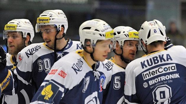 Plzeňští hokejisté se radují z vítězství. Plzeňští hokejisté se radují z vítězství.