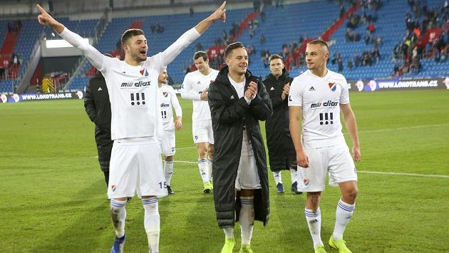 Fotbalisté Baníku (zleva) Patrizio Stronati, Daniel Holzer a Denis Granečný po výhře nad Bohemians. Fotbalisté Baníku (zleva) Patrizio Stronati, Daniel Holzer a Denis Granečný po výhře nad Bohemians.