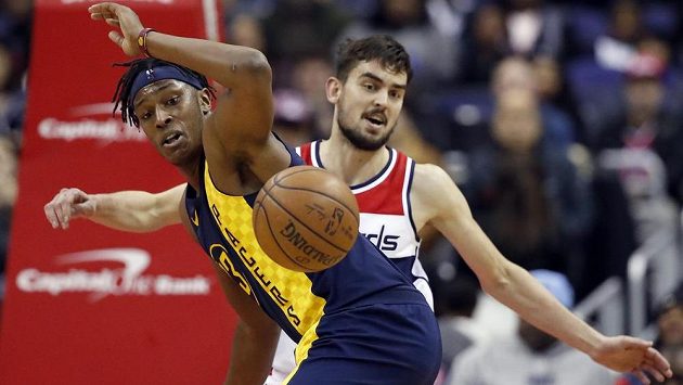 Myles Turner z týmu Indiana Pacers ztratil v utkání NBA míč po souboji s Tomášem Satoranským z Washingtonu Wizards. Myles Turner z týmu Indiana Pacers ztratil v utkání NBA míč po souboji s Tomášem Satoranským z Washingtonu Wizards.