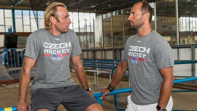 Asistent trenéra hokejové reprezentace Václav Prospal (vlevo) a generální manažer týmu Martin Ručinský na kempu hokejové reprezentace v Rokycanech. Asistent trenéra hokejové reprezentace Václav Prospal (vlevo) a generální manažer týmu Martin Ručinský na kempu hokejové reprezentace v Rokycanech.