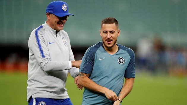 Na odchodu! Manažer Chelsea Maurizio Sarri i hvězdný Belgičan Eden Hazard jsou před finále Evropské ligy v dobré náladě. Možná je to jejich poslední zápas v londýnském klubu. Na odchodu! Manažer Chelsea Maurizio Sarri i hvězdný Belgičan Eden Hazard jsou před finále Evropské ligy v dobré náladě. Možná je to jejich poslední zápas v londýnském klubu.