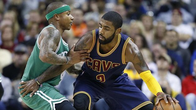 Kyrie Irving (vpravo) ještě v dresu Clevelandu a Isaiah Thomas z Bostonu. Oba si vymění působiště. Kyrie Irving (vpravo) ještě v dresu Clevelandu a Isaiah Thomas z Bostonu. Oba si vymění působiště.