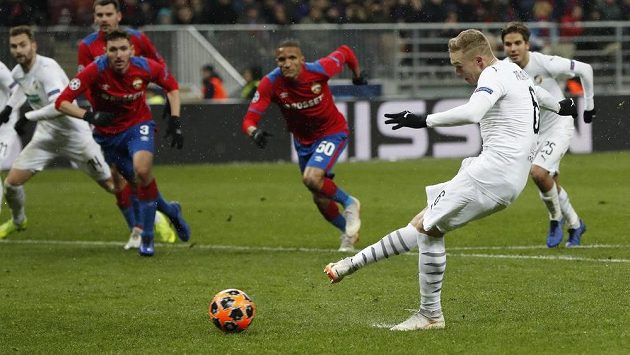 Neúspěšný plzeňský penaltový exekutor Roman Procházka během utkání Ligy mistrů na hřišti CSKA Moskva. Neúspěšný plzeňský penaltový exekutor Roman Procházka během utkání Ligy mistrů na hřišti CSKA Moskva.