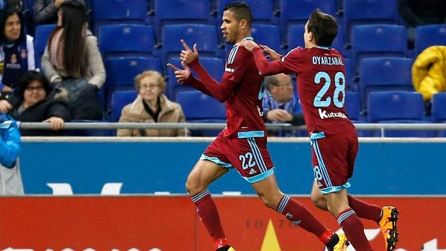 Útočník Realu Sociedad Jonathas (vlevo) slaví se spoluhráčem Mikelem Oyarzabalem gól proti Espaňolu Barcelona. Útočník Realu Sociedad Jonathas (vlevo) slaví se spoluhráčem Mikelem Oyarzabalem gól proti Espaňolu Barcelona.