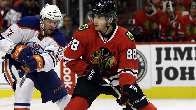 Patrick Kane (vpravo) z Chicaga atakován Benoitem Pouliotem z Edmontonu. Patrick Kane (vpravo) z Chicaga atakován Benoitem Pouliotem z Edmontonu.