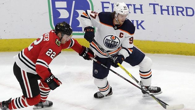 Hokejista Edmontonu Connor McDavid (vpravo) má koronavirus. Hokejista Edmontonu Connor McDavid (vpravo) má koronavirus.