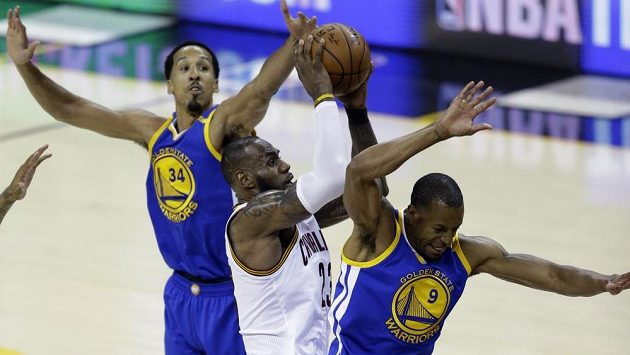 Hvězdný basketbalista Clevelandu Cavaliers LeBron James (v bílém) nezastavil rozjetý tým Golden State Warriors ani ve třetím finále NBA. Cleveland prohrává 0:3 na zápasy. Hvězdný basketbalista Clevelandu Cavaliers LeBron James (v bílém) nezastavil rozjetý tým Golden State Warriors ani ve třetím finále NBA. Cleveland prohrává 0:3 na zápasy.