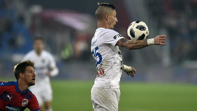 Zleva Patrik Hrošovský z Plzně a Jiří Fleišman z Baníku. Zleva Patrik Hrošovský z Plzně a Jiří Fleišman z Baníku.