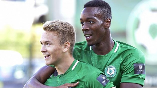 Příbramští Jan Matoušek (vlevo) a Ibrahim Keita se radují po třetí brance proti Dukle. Příbramští Jan Matoušek (vlevo) a Ibrahim Keita se radují po třetí brance proti Dukle.