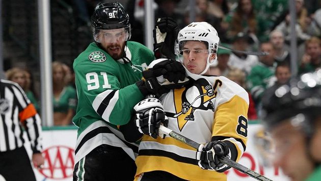 Pittsburský Sidney Crosby (vpravo) v souboji s Tylerem Seguinem z Dallasu. Pittsburský Sidney Crosby (vpravo) v souboji s Tylerem Seguinem z Dallasu.