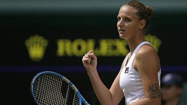 Vítězné gesto Karolíny Plíškové ve druhém kole Wimbledonu. Vítězné gesto Karolíny Plíškové ve druhém kole Wimbledonu.