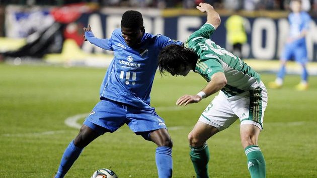 Francis Narh z Baníku Ostrava (vlevo) si kryje míč před Zoranem Gajičem z Bohemians 1905. Francis Narh z Baníku Ostrava (vlevo) si kryje míč před Zoranem Gajičem z Bohemians 1905.