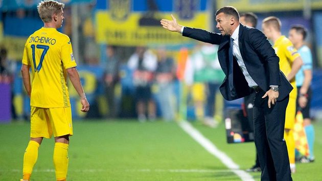 Olexandr Zinchenko a trenér Ukrajiny Andrej Ševčenko během utkání Ligy národů v Uherském Hradišti. Olexandr Zinchenko a trenér Ukrajiny Andrej Ševčenko během utkání Ligy národů v Uherském Hradišti.