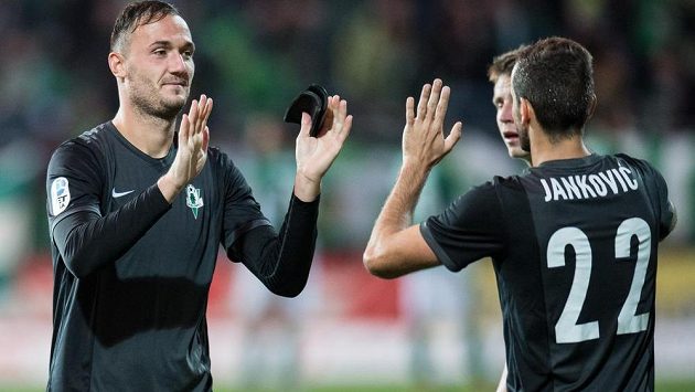 Fotbalisté Jablonce Martin Doležal (vlevo) a Nikola Jankovič oslavují vítězství 1:0 po utkání na Bohemians 1905. Fotbalisté Jablonce Martin Doležal (vlevo) a Nikola Jankovič oslavují vítězství 1:0 po utkání na Bohemians 1905.