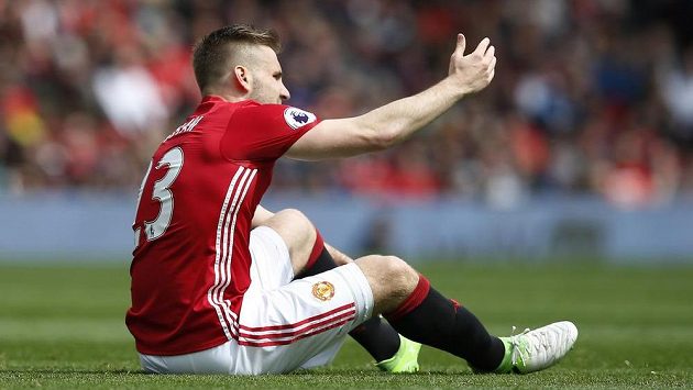 Luke Shaw se zranil hned v úvodu střetnutí se Swansea. Luke Shaw se zranil hned v úvodu střetnutí se Swansea.