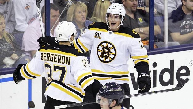 Útočník Bostonu Loui Eriksson (vpravo) se raduje se spoluhráčem Patricem Bergeronem ze vstřelení gólu do sítě Columbusu. Útočník Bostonu Loui Eriksson (vpravo) se raduje se spoluhráčem Patricem Bergeronem ze vstřelení gólu do sítě Columbusu.