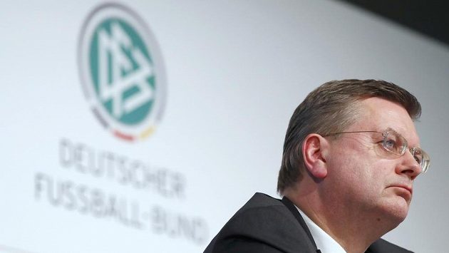 Prezident německého fotbalového svazu Reinhard Grindel představuje zprávu advokátní společnosti Freshfields ohledně možné korupce před volbou pořadatele MS v roce 2006. Prezident německého fotbalového svazu Reinhard Grindel představuje zprávu advokátní společnosti Freshfields ohledně možné korupce před volbou pořadatele MS v roce 2006.