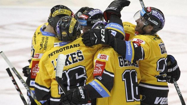 Hokejisté Litvínova oslavují vstřelený gól. Hokejisté Litvínova oslavují vstřelený gól.