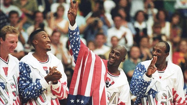 Michael Jordan (druhý zprava) na OH 1992 v Barceloně, na snímku s ním dále jsou Larry Bird (vlevo), Scottie Pippen a Clyde Drexler (vpravo). Michael Jordan (druhý zprava) na OH 1992 v Barceloně, na snímku s ním dále jsou Larry Bird (vlevo), Scottie Pippen a Clyde Drexler (vpravo).