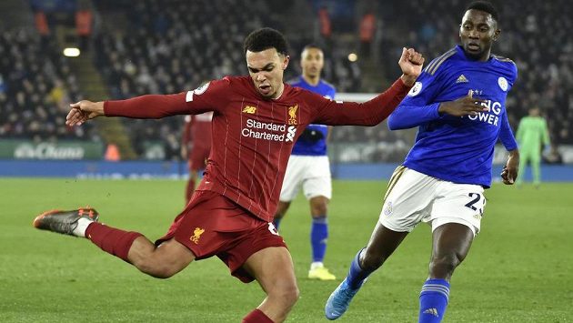 Liverpoolský Trent Alexander-Arnold (vlevo) a Wilfred Ndidi z Leicesteru během šlágru Premier League. Liverpoolský Trent Alexander-Arnold (vlevo) a Wilfred Ndidi z Leicesteru během šlágru Premier League.