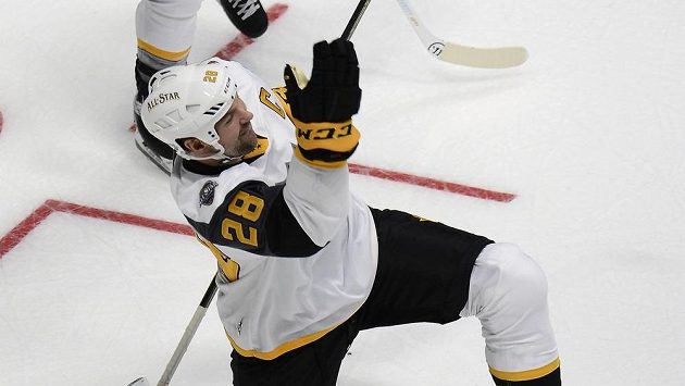 Útočník Pacifické divize John Scott oslavuje svoji trefu v semifinále All Star Game v Nashvillu. Útočník Pacifické divize John Scott oslavuje svoji trefu v semifinále All Star Game v Nashvillu.
