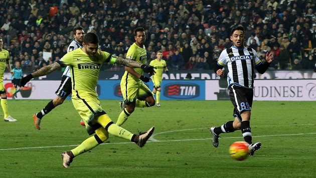 Mauro Icardi (vlevo) střílí gól Interu Milán v ligovém utkání s Udine. Mauro Icardi (vlevo) střílí gól Interu Milán v ligovém utkání s Udine.