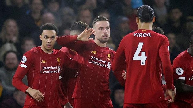 Fotbalisté Liverpoolu se radují z gólu proti Wolverhamptonu. Fotbalisté Liverpoolu se radují z gólu proti Wolverhamptonu.