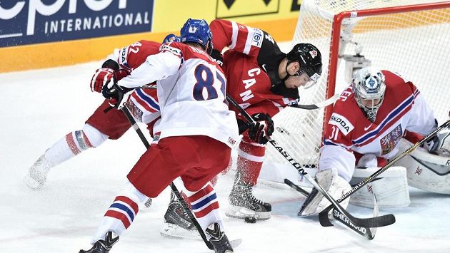 Kanadský útočník Taylor Hall, český brankář Ondřej Pavelec a Jakub Nakládal. Kanadský útočník Taylor Hall, český brankář Ondřej Pavelec a Jakub Nakládal.