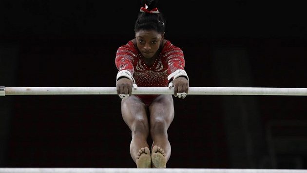 Gymnastka Simone Bilesová měří 145 centimetrů, nejmenší sportovkyní na olympiádě však není. trains on the uneven bars ahead of the 2016 Summer Olympics in Rio de Janeiro, Brazil, Thursday, Aug. 4, 2016. (AP Photo/Rebecca Blackwell) Gymnastka Simone Bilesová měří 145 centimetrů, nejmenší sportovkyní na olympiádě však není. trains on the uneven bars ahead of the 2016 Summer Olympics in Rio de Janeiro, Brazil, Thursday, Aug. 4, 2016. (AP Photo/Rebecca Blackwell)