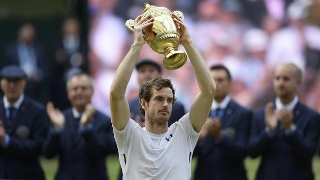 Andy Murray s trofejí pro vítěze Wimbledonu. Andy Murray s trofejí pro vítěze Wimbledonu.