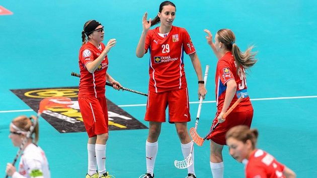 K Martině Čapková míří gratulantky, Klára Leierová (vlevo) a Denisa Ratajová. K Martině Čapková míří gratulantky, Klára Leierová (vlevo) a Denisa Ratajová.