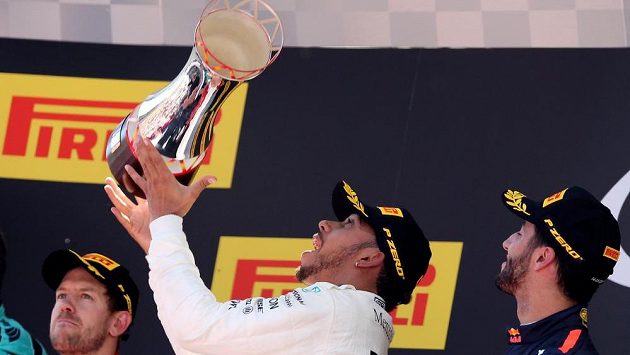 Lewis Hamilton slaví první místo ve Velké ceně Španělska. Lewis Hamilton slaví první místo ve Velké ceně Španělska.