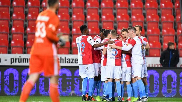 Fotbalisté Slavie se radují z vedoucího gólu proti Mladé Boleslavi. Fotbalisté Slavie se radují z vedoucího gólu proti Mladé Boleslavi.