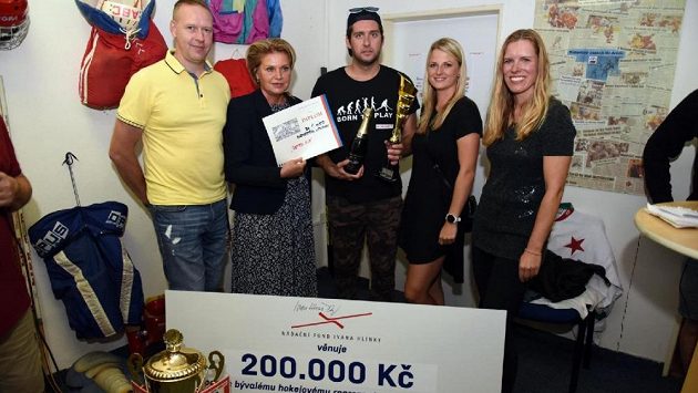 Organizátoři hokejového Retrocupu věnovali bývalému reprezentantovi Janu Alinčovi, který před rokem a půl utrpěl vážný úraz a je upoután na invalidní vozík, tisíce korun. Organizátoři hokejového Retrocupu věnovali bývalému reprezentantovi Janu Alinčovi, který před rokem a půl utrpěl vážný úraz a je upoután na invalidní vozík, tisíce korun.
