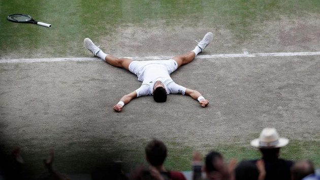 Novak Djokovič po proměněném mečbolu ve finále Wimbledonu. Novak Djokovič po proměněném mečbolu ve finále Wimbledonu.