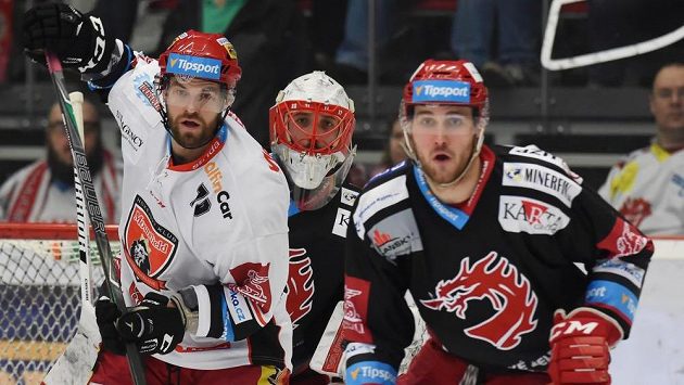 Zleva Radek Smoleňák z Hradce a brankář Šimon Hrubec a Jakub Matyáš z Třince. Zleva Radek Smoleňák z Hradce a brankář Šimon Hrubec a Jakub Matyáš z Třince.