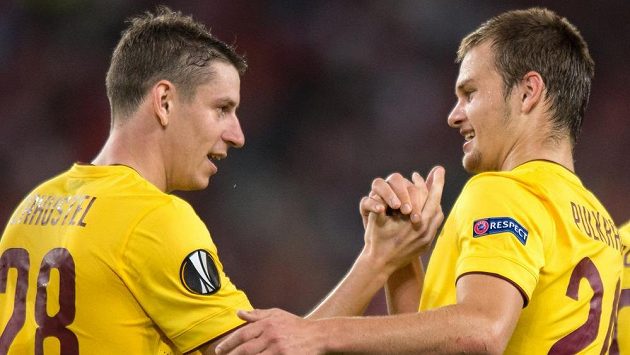 Sparťanští fotbalisté Ondřej Zahustel a Matěj Pulkrab se radují z gólu proti Beer Ševě. Sparťanští fotbalisté Ondřej Zahustel a Matěj Pulkrab se radují z gólu proti Beer Ševě.