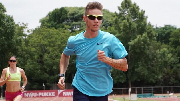 Sprinter Pavel Maslák při přípravě v jihoafrickém Potchefstroomu, za ním jeho tréninková kolegyně Zuzana Hejnová. Sprinter Pavel Maslák při přípravě v jihoafrickém Potchefstroomu, za ním jeho tréninková kolegyně Zuzana Hejnová.