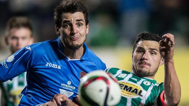 Obránce Baníku Ostrava Jaroslav Machovec (vlevo) a Josef Jindřišek z Bohemians. Obránce Baníku Ostrava Jaroslav Machovec (vlevo) a Josef Jindřišek z Bohemians.