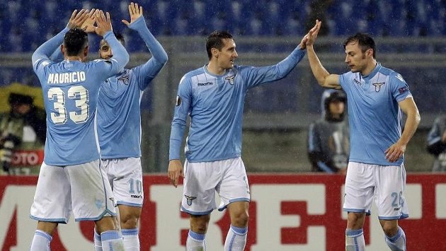 Miroslav Klose (uprostřed) je největší útočnou hrozbou Lazia Řím. Miroslav Klose (uprostřed) je největší útočnou hrozbou Lazia Řím.