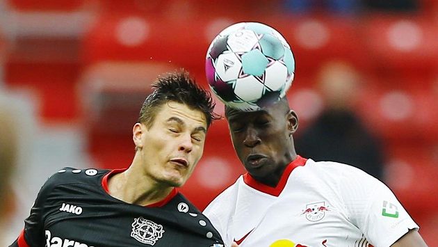 Český fotbalista Bayeru Leverkusen Patrik Schick v hlavičkovém souboji s fotbalistou Lipska Nordim Mukielem. Český fotbalista Bayeru Leverkusen Patrik Schick v hlavičkovém souboji s fotbalistou Lipska Nordim Mukielem.