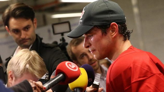 Sidney Crosby odpovídá po kanadském tréninku na otázky novinářů. Sidney Crosby odpovídá po kanadském tréninku na otázky novinářů.