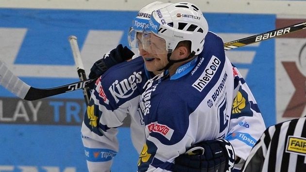 Plzeňský útočník Dominik Kubalík slaví se spoluhráčem Jakubem Jeřábkem (vpředu), archivní snímek Plzeňský útočník Dominik Kubalík slaví se spoluhráčem Jakubem Jeřábkem (vpředu), archivní snímek