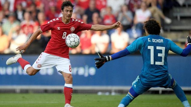 Dánský záložník Thomas Delaney před mexickým brankářem Guillermem Ochoou. Dánský záložník Thomas Delaney před mexickým brankářem Guillermem Ochoou.