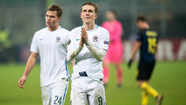 Zklamaný Bořek Dočkal odchází ze hřiště po prohraném utkání s Interem Milán. Zklamaný Bořek Dočkal odchází ze hřiště po prohraném utkání s Interem Milán.